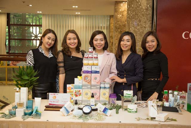 Chi tiết buổi trao giải thưởng cho Oriflame (Top 100 Sản phẩm/Dịch vụ Tin Dùng Việt Nam năm 2020) 1 oriflame nhan giai thuong 2 1