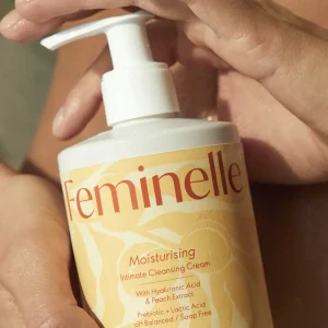 46966 Oriflame – Dung dịch vệ sinh Feminelle Moisturising Intimate Cleansing Cream with Hyaluronic Acid and Peach Extract