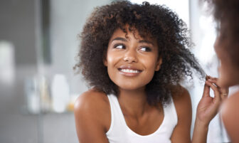 Khắc Phục Mái Tóc Xơ Rối Mùa Đông